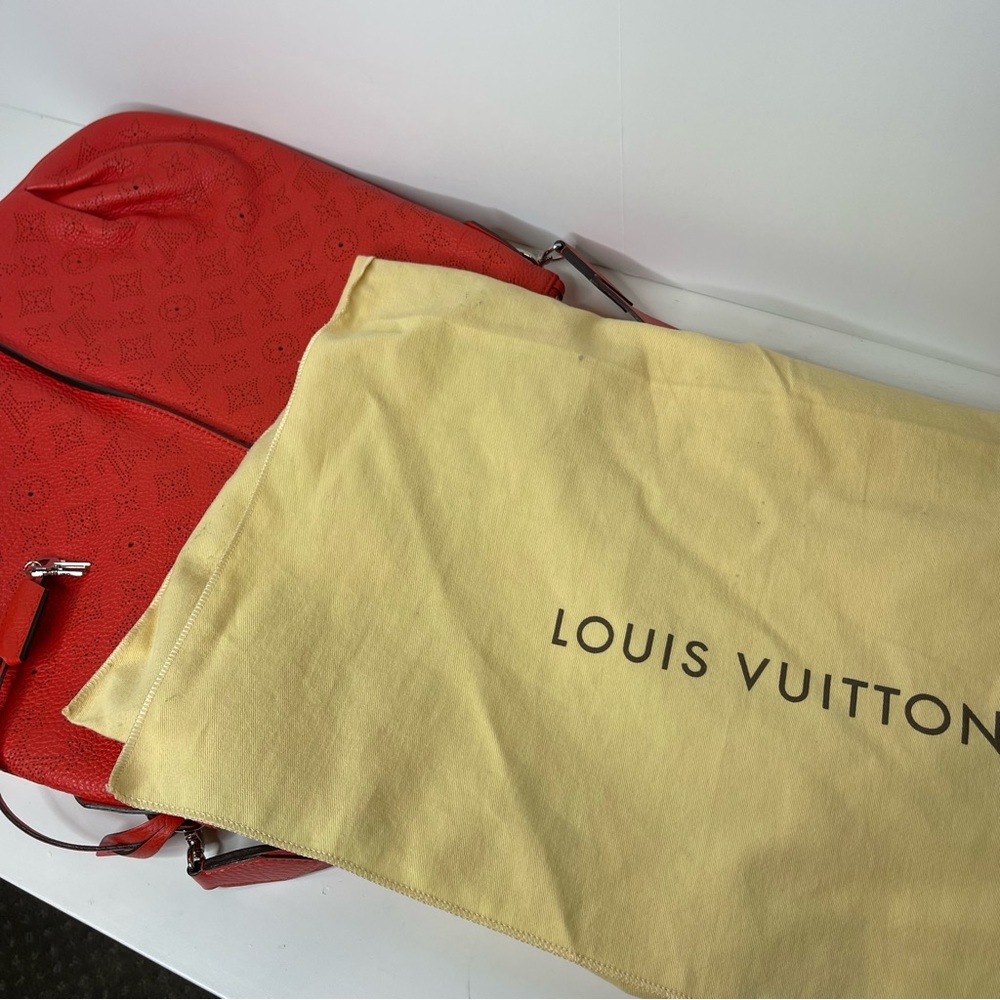 LOUIS VUITTON Mehene MM Mahina Shoulder Bag with Pochette - Picture 15 of 16